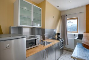 Refrigerador, microondas, horno, placa de cocina