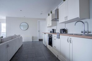Private kitchen - Ridgeway Retreat - 1 Bedroom Cottage - Manorbier (Tenby)