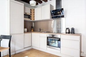Fridge, microwave, oven, stovetop - Blueground | Latin Quarter, by Notre-Dame & Seine (Paris)