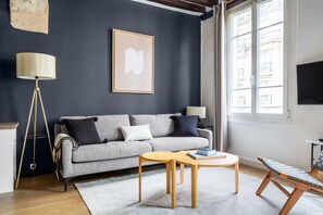 TV, stereo - Blueground | Latin Quarter, by Notre-Dame & Seine (Paris)