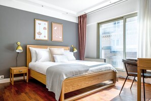 1 bedroom, iron/ironing board, WiFi, bed sheets - Blueground | Champs-Élysées, parking, a/c, elev (Paris)