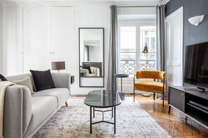 TV, stereo - Blueground | Invalides, near museum & embassies (Paris)