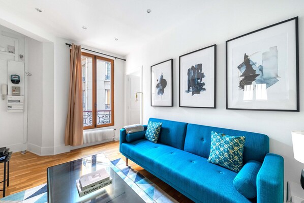 TV, stereo - Blueground | Canal Saint Martin, nr Republique (Paris)