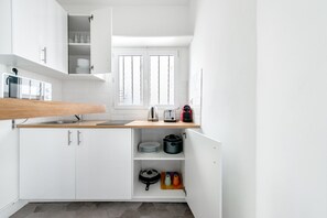 Fridge, microwave, stovetop, cookware/dishes/utensils - Blueground | Canal Saint Martin, nr Republique (Paris)