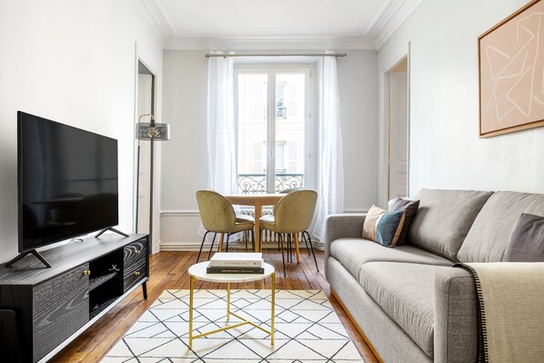 TV, stereo - Blueground | Latin Quarter, nr Seine & notre dame (Paris)