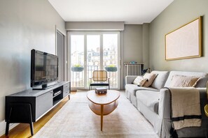 TV, stereo - Blueground | Porte Dauphine, elev, furnished (Paris)