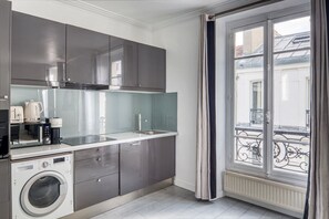 Réfrigérateur, micro-ondes, four, plaque de cuisson