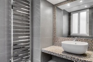 Sèche-cheveux, serviettes fournies