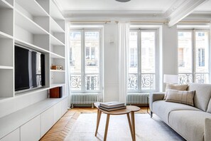 TV, stereo - Blueground | Le Marais, nr the Seine (Paris)