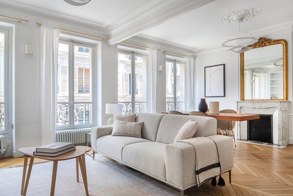 TV, stereo - Blueground | Le Marais, nr the Seine (Paris)