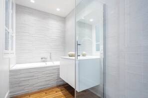 Sèche-cheveux, serviettes fournies