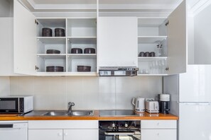 Kjøleskap, mikrobølgeovn, ovn og kokeplater