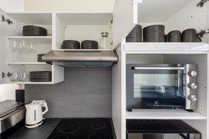 Fridge, microwave, oven, stovetop - Blueground | Madeleine, elev, near art (Paris)