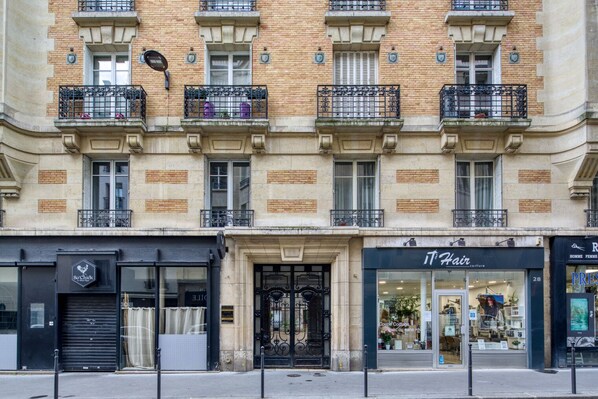 Exterior detail - Blueground | Arc de Triomphe, elev, nr embassies (Paris)