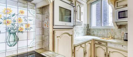 Refrigerador, microondas, horno y parrilla de estufa