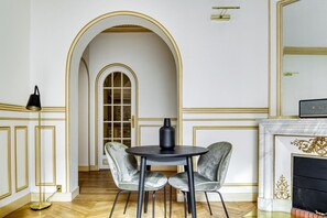 Dining - Blueground | Arc de Triomphe, elev, nr embassies (Paris)