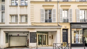 A building with a closed entrance, a bicycle parked outside, and a store with a sign reading "Bereni POP UP STORE". - Blueground | Trocadero, intercom, nr Passy Plaza (Paris)