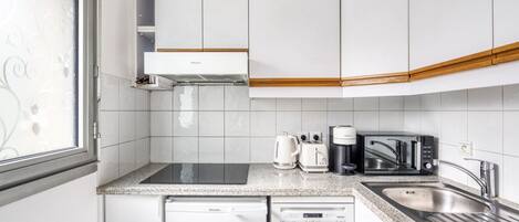 ثلاجة، ميكروويف، فرن، موقد طهي مسطح