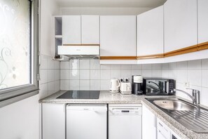Fridge, microwave, oven, stovetop - Blueground | Trocadero, intercom, nr Passy Plaza (Paris)