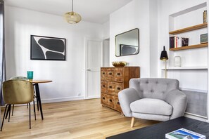 TV, stereo - Blueground | Canal St Martin, furnished, intercom (Paris)