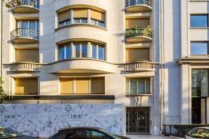 Exterior - Blueground | Avenue Montaigne, concierge, nr Seine (Paris)