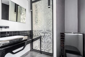 Hair dryer, towels - Blueground | Avenue Montaigne, concierge, nr Seine (Paris)