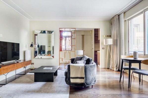 TV, stereo - Blueground | Avenue Montaigne, concierge, nr Seine (Paris)