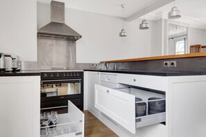 Fridge, microwave, oven, stovetop - Blueground | Montorgueil, nr restaurants & train (Paris)