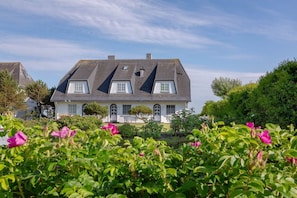 A large, two-story house with a symmetrical roofline and multiple windows. - Sönshörn 16 - Morsum - Sönshörn 16, close to the mudflats (Munkmarsch)