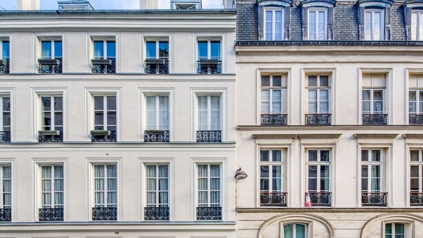 Eine Reihe klassischer europäischer Gebäude mit einheitlichen Fenstergestaltungen und Balkonen.
