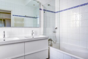 Hair dryer, towels - Blueground | Maison de la Radio, concierge (Paris)
