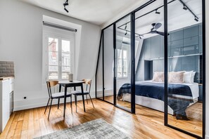 Iron/ironing board, WiFi, bed sheets - Blueground | Champs de Mars, nr Eiffel Tower (Paris)