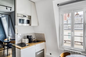 Réfrigérateur, four à micro-ondes, surface de cuisson, lave-vaisselle
