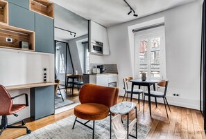 Interior - Blueground | Champs de Mars, nr Eiffel Tower (Paris)