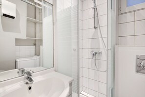 Hair dryer, towels - Blueground | Chaillot, nr Trocadero Garden (Paris)