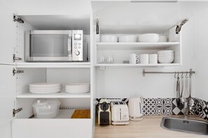 Kühlschrank, Mikrowelle, Herdplatte, Kochgeschirr/Geschirr/Besteck