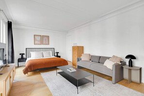 Iron/ironing board, WiFi, bed sheets - Blueground | École Militaire, elev, nr restaurants (Paris)