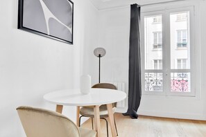 Dining - Blueground | École Militaire, elev, nr restaurants (Paris)