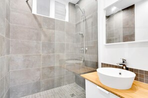 Hair dryer, towels - Blueground | École Militaire, elev, nr restaurants (Paris)