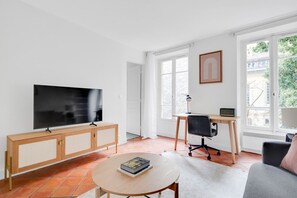 TV, stereo - Blueground | Vaneau, concierge, nr Le Bon Marché (Paris)