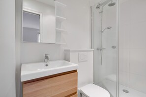 Hair dryer, towels - Blueground | Vaneau, concierge, nr Le Bon Marché (Paris)