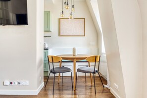 Dining - Blueground | Saint Georges, nr Le Printemps (Paris)