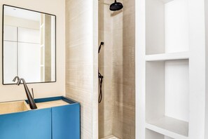 Hair dryer, towels - Blueground | Saint Georges, nr Le Printemps (Paris)