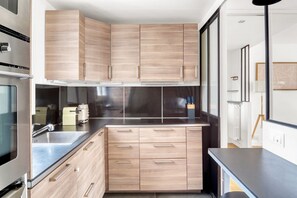 Kylskåp, mikrovågsugn, ugn och spishäll