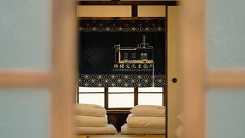 Casa família, 2 quartos, varanda, vista para o pátio | 2 quartos, Wi-Fi de cortesia, roupa de cama