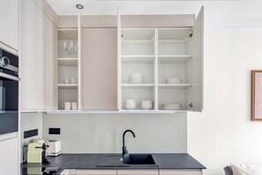 Kylskåp, mikrovågsugn, ugn och spishäll