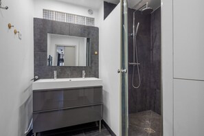 Hair dryer, towels - Blueground | Odéon, furnished, nr St Michel (Paris)