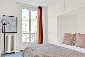2 bedrooms, iron/ironing board, WiFi, bed sheets - Blueground | Pigalle, elevator & beautiful view (Paris)