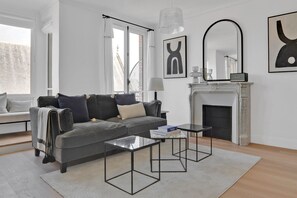 TV, stereo - Blueground | Le Marais, furnished & equipped (Paris)