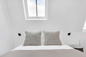 Een strijkplank/strijkijzer, wifi, beddengoed